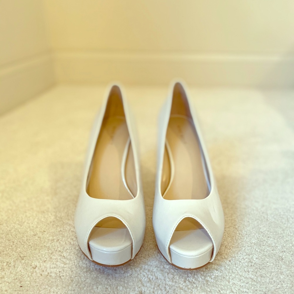 Never worn Nine West white peek toe heels